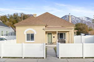View of front of home featuring a fully fenced front yard