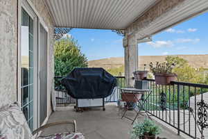 Balcony with area for grilling and a mountain view