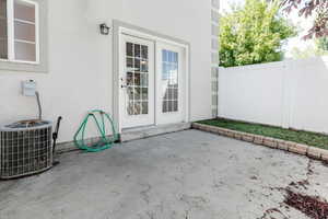 Entrance to property with a patio area and stucco siding