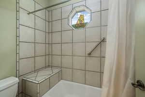 Jack and Jill Bathroom with toilet and shower / tub combo