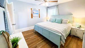 Bedroom with king size bed and ceiling fan (sleeps 2)