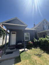 View of front facade featuring a front lawn