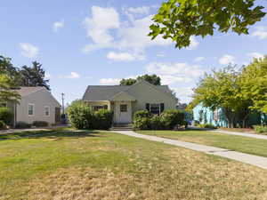 Bungalow with a front yard