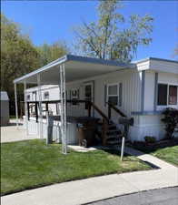 View of front facade featuring a front yard