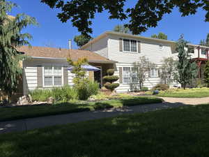 View of front facade with a front lawn