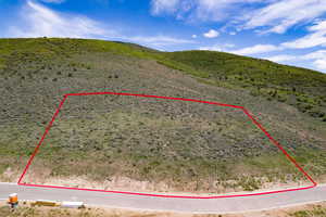 Aerial overview of property's location with property boundaries highlighted and a mountain backdrop