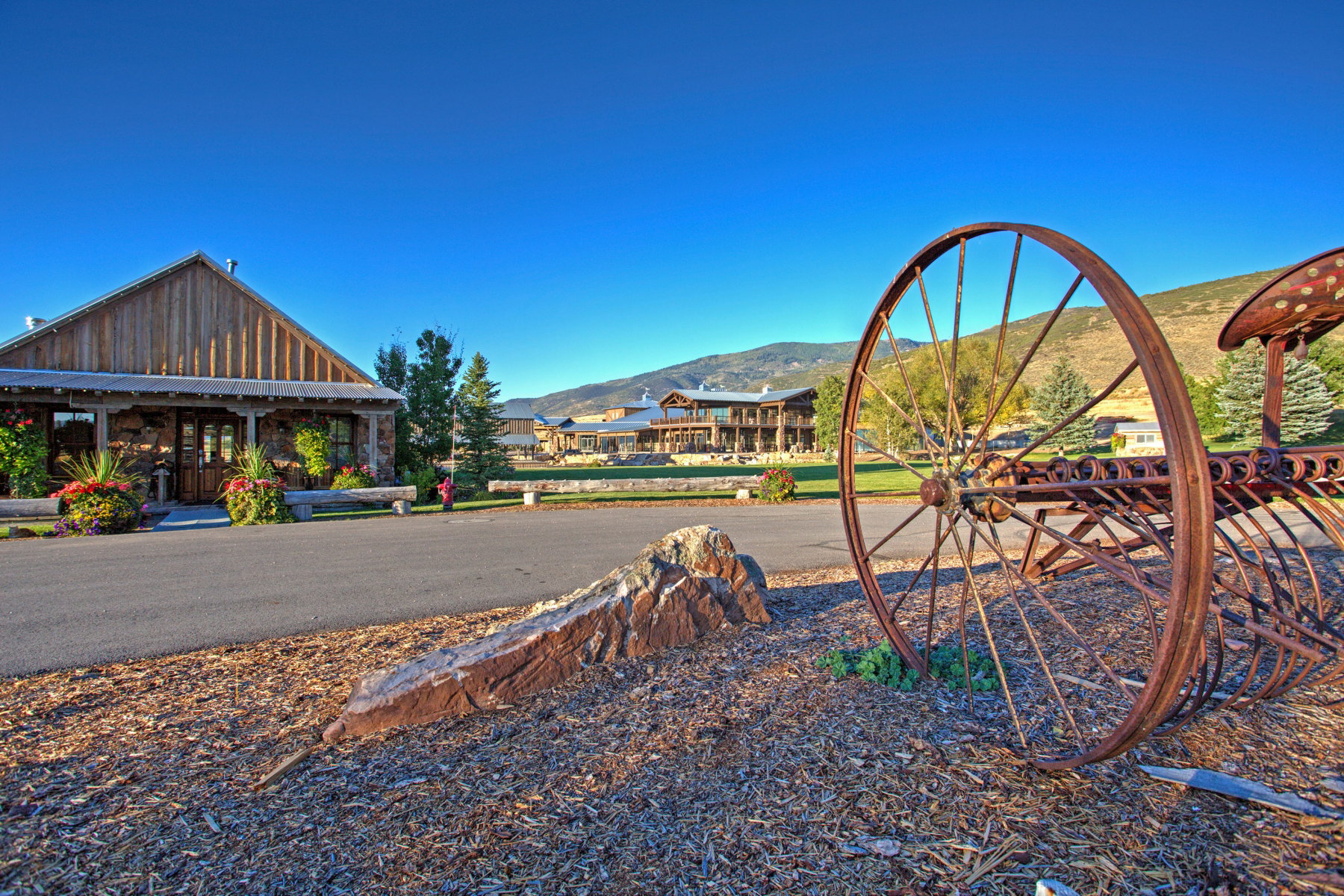View of yard featuring a mountain view