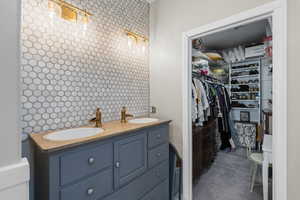 Primary Bath & Walk-in Closet