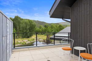 Balcony featuring a mountain view