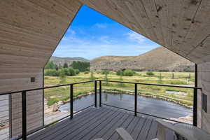 Balcony featuring a mountain view