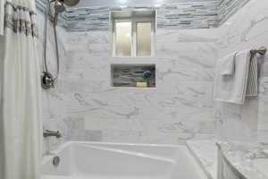 Upstairs full Bathroom