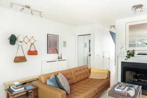 Living room with a fireplace with raised hearth