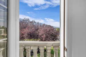 Balcony featuring a mountain view