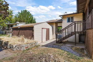 View of yard with an outdoor structure