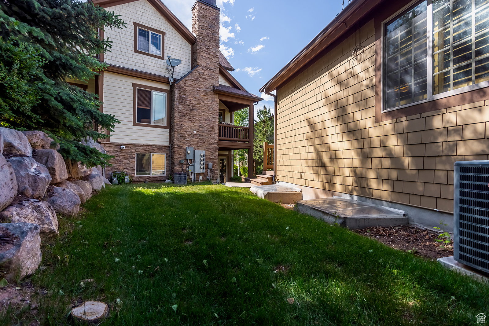 View of grassy yard