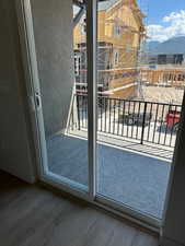 Balcony featuring a mountain view