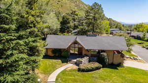 Aerial view of property and surrounding area featuring a mountain backdrop