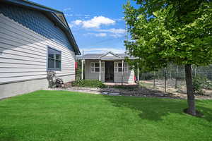 View of yard featuring an outbuilding