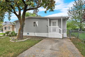 Manufactured / mobile home with a gate
