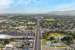 Aerial view of property's location featuring mountains