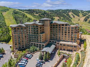 Bird's eye view of apartment complex / building
