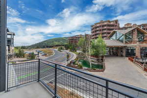Balcony featuring a mountain view