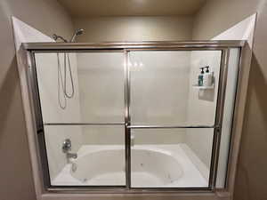 Bathroom with a combined bath / shower with jetted tub