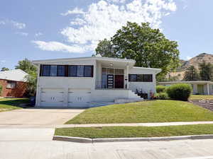 Front of home featuring a mountain view.