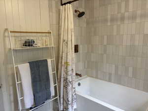 Bathroom with shower / tub combo with tile