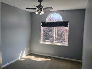Unfurnished room featuring carpet floors and a ceiling fan