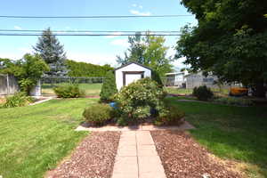 View of yard featuring a shed