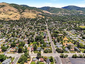 Aerial view of property's location featuring a mountain backdrop
