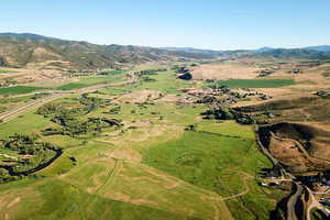 Aerial overview of property's location featuring a mountain backdrop.
