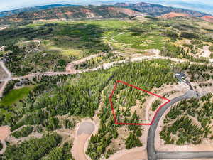 Aerial overview of property's location with property boundaries highlighted and mountains