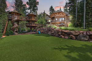View of grassy yard
