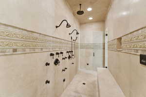 Full bath with a tile shower and recessed lighting
