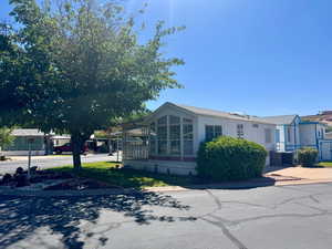 Manufactured / mobile home with a sunroom