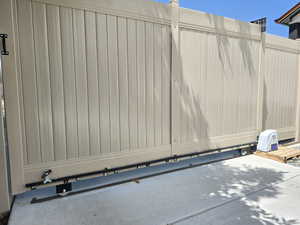 Automatic opening gate for driveway
