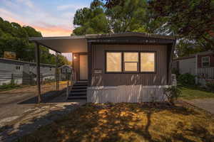 Manufactured / mobile home with a carport