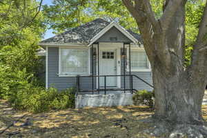 Bungalow with roof with shingles