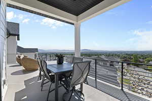 Balcony featuring a mountain view