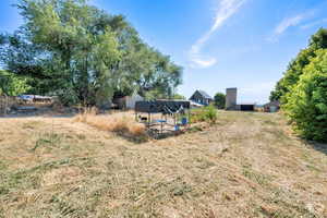 View of yard featuring an outbuilding