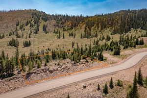 Aerial view of property's location featuring property boundaries highlighted and a mountain backdrop