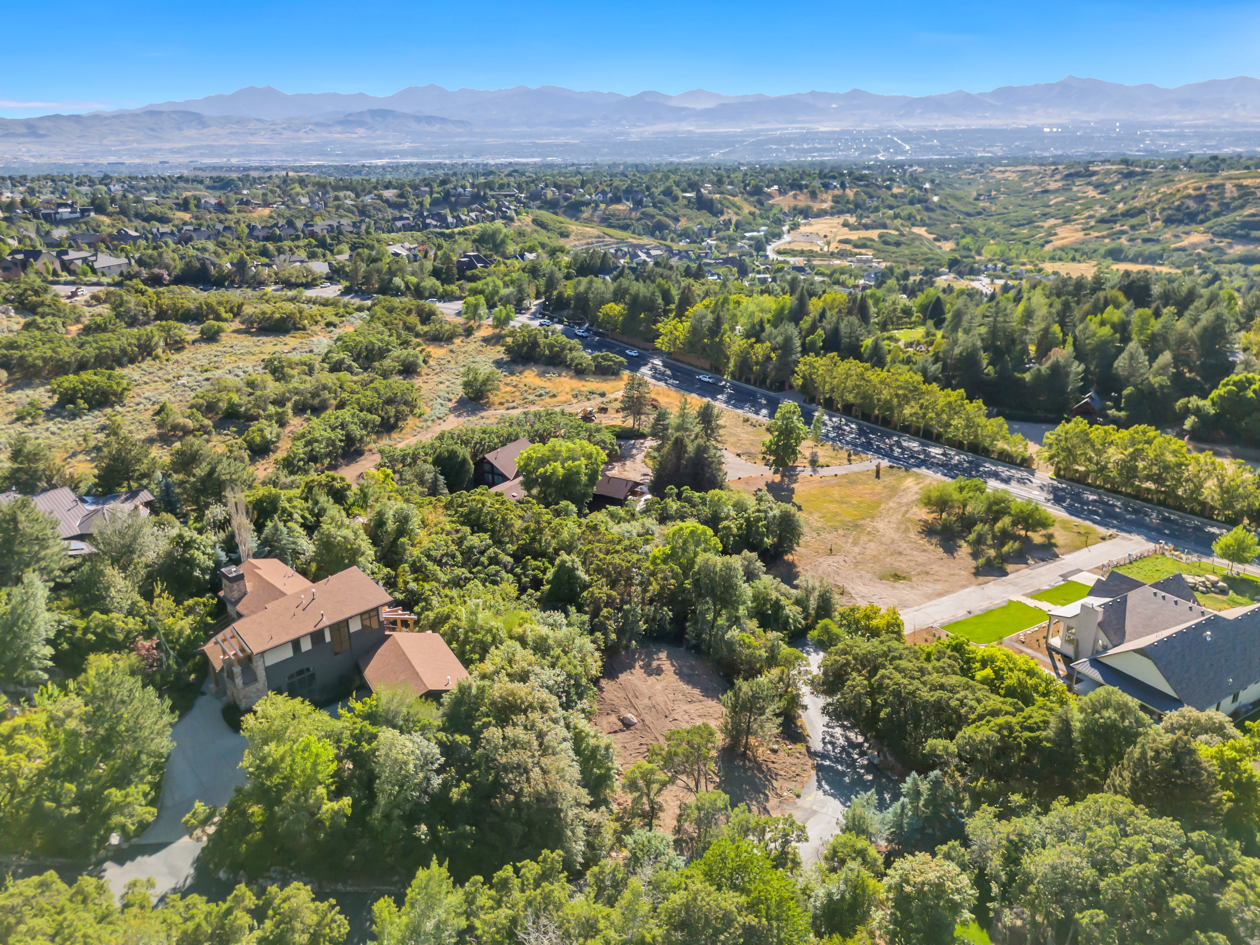 Aerial view of property's location featuring a mountain backdrop
