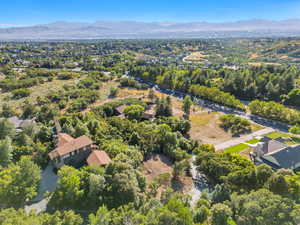 Aerial view of property's location featuring a mountain backdrop