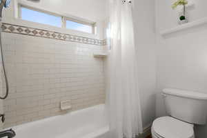 Full bath with plenty of natural light and shower / bath combo