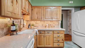Kitchen with backsplash, and under cabinet lighting