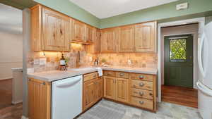 Kitchen with backsplash, and under cabinet lighting