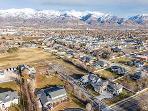 View of property location featuring nearby suburban area and mountains