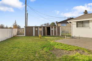 View of yard featuring an outbuilding